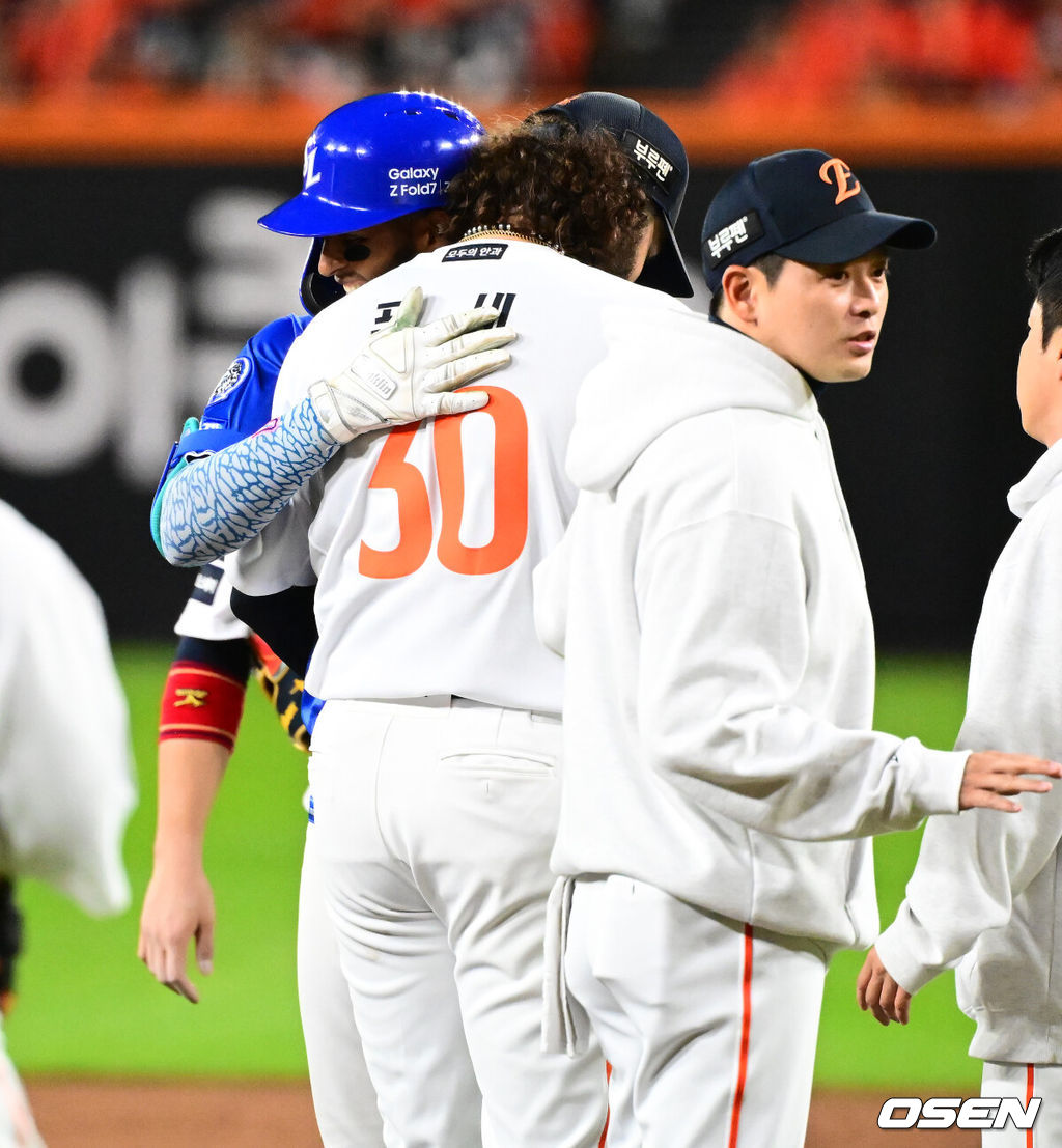 24일 오후 대전 한화생명볼파크에서 2025 신한 SOL Bank KBO리그 포스트시즌 플레이오프 5차전 한화 이글스와 삼성 라이온즈의 경기가 열렸다.한화는 코디 폰세, 삼성은 최원태를 선발 투수로 내세웠다.3회초 1사 1루에서 한화 폰세가 삼성 디아즈의 투수 땅볼 타구에 가슴 부위를 맞았다. 디아즈는 1루에서 아웃. 디아즈가 더그아웃으로 향하며 폰세와 포옹을 하며 격려하고 있다. 2025.10.24 /jpnews@osen.co.kr