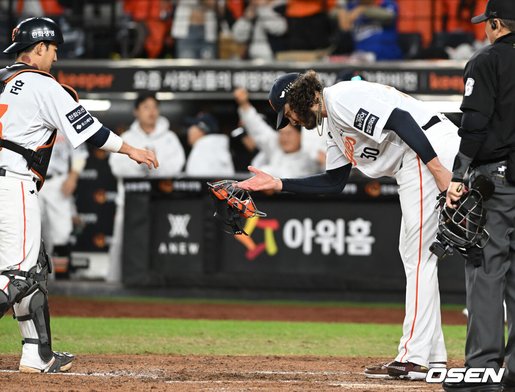 24일 오후 대전 한화생명볼파크에서 2025 신한 SOL Bank KBO리그 포스트시즌 플레이오프 5차전 한화 이글스와 삼성 라이온즈의 경기가 열렸다.한화는 코디 폰세, 삼성은 최원태를 선발 투수로 내세웠다.3회초 2사 1,2루 폰세가 김태훈의 기습번트를 수비한 최재훈에게 머리숙여 인사를 하고 있다. 2025.10.24 /spjj@osen.co.kr