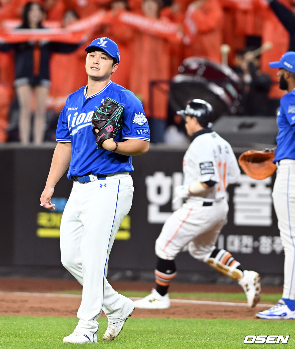 24일 오후 대전 한화생명볼파크에서 2025 신한 SOL Bank KBO리그 포스트시즌 플레이오프 5차전 한화 이글스와 삼성 라이온즈의 경기가 열렸다.한화는 코디 폰세, 삼성은 최원태를 선발 투수로 내세웠다.1회말 최원태가 손아섭에게 안타를 맞고 아쉬워하고 있다. 2025.10.24 /spjj@osen.co.kr