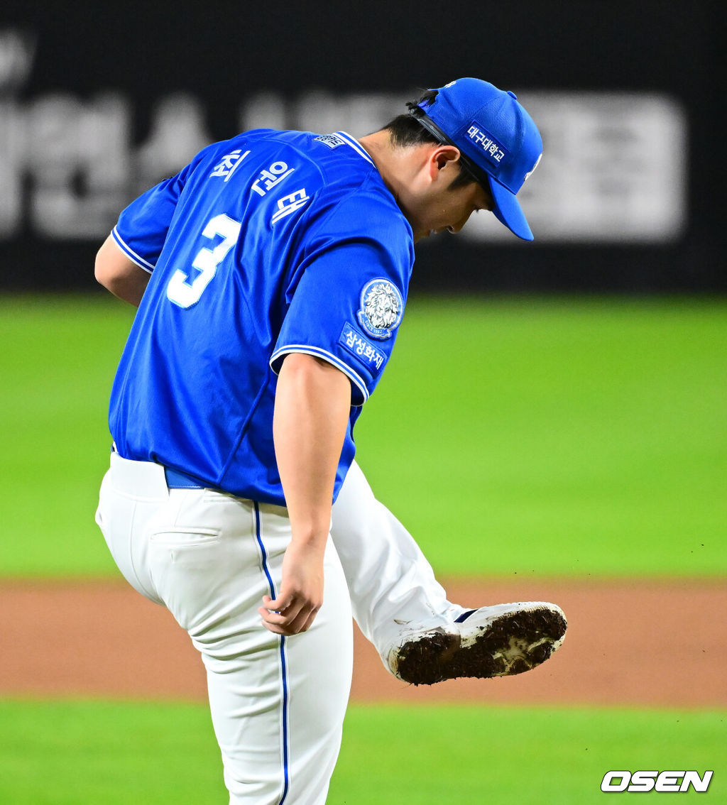 24일 오후 대전 한화생명볼파크에서 2025 신한 SOL Bank KBO리그 포스트시즌 플레이오프 5차전 한화 이글스와 삼성 라이온즈의 경기가 열렸다.한화는 코디 폰세, 삼성은 최원태를 선발 투수로 내세웠다.1회말 무사 1루에서 삼성 최원태가 한화 리베리토에 볼넷을 허용하며 스파이크의 흙을 털어내고 있다. 2025.10.24 /jpnews@osen.co.kr