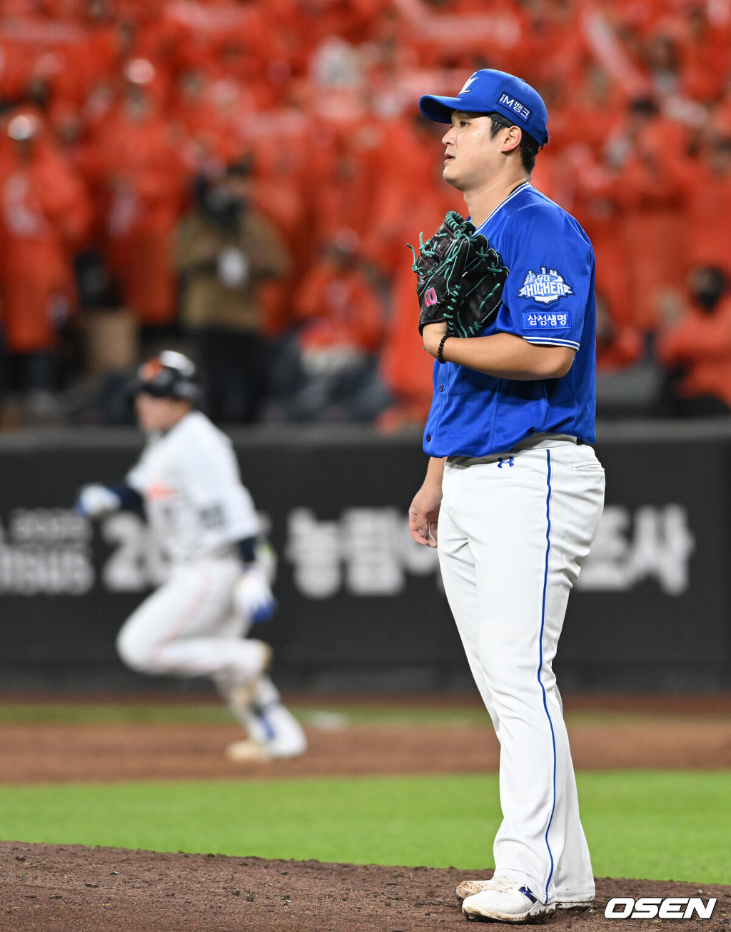 24일 오후 대전 한화생명볼파크에서 2025 신한 SOL Bank KBO리그 포스트시즌 플레이오프 5차전 한화 이글스와 삼성 라이온즈의 경기가 열렸다.한화는 코디 폰세, 삼성은 최원태를 선발 투수로 내세웠다.3회말 1사 최원태가 문현빈에게 2루타를 맞고 아쉬워하고 있다. 2025.10.24 /spjj@osen.co.kr