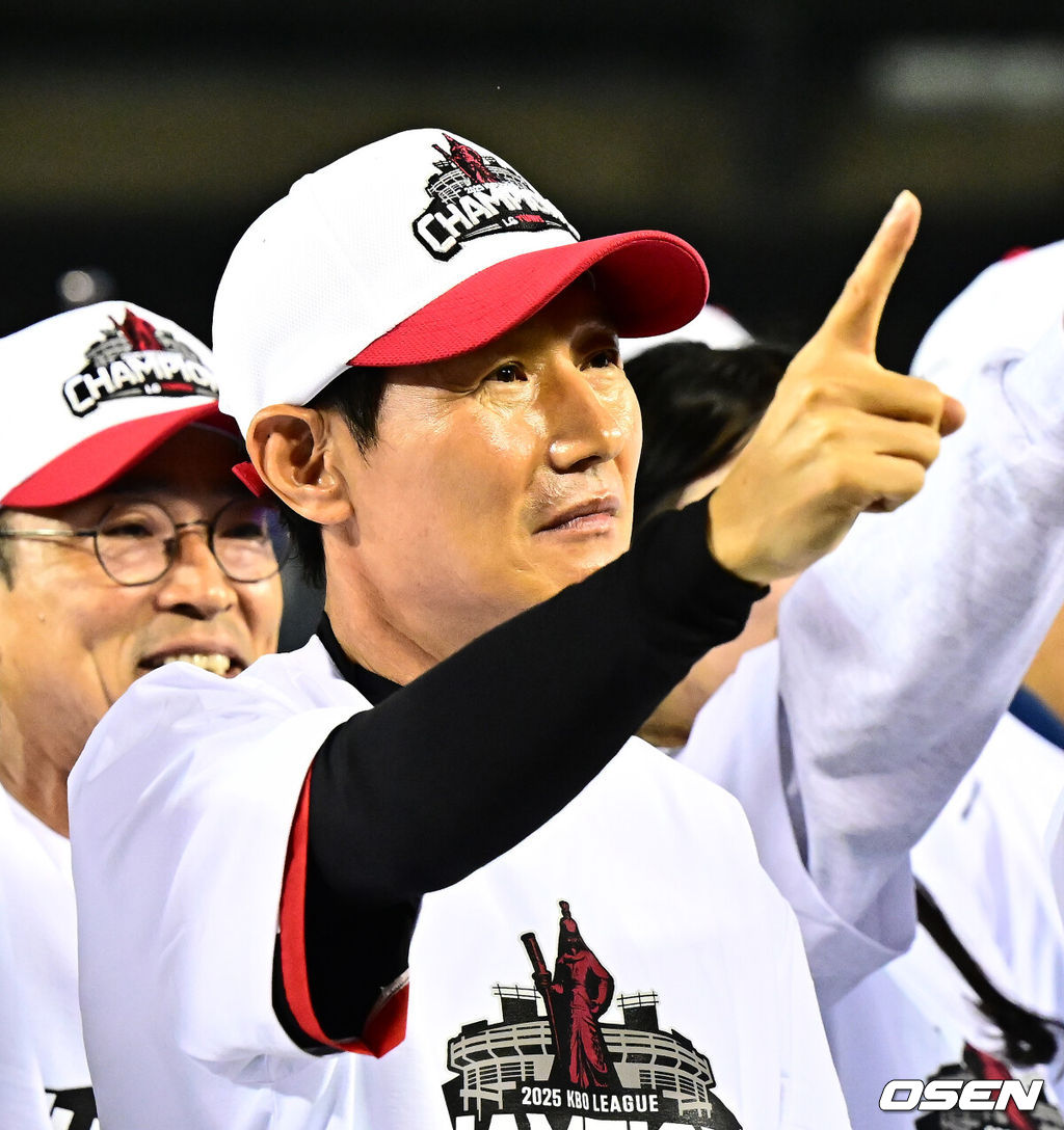 프로야구 LG 트윈스가 극적으로 2025 정규시즌 우승을 차지했다. 자력 우승이 물거품이 된 LG는 SSG 랜더스가 한화 이글스에 극적인 끝내기 승리를 거두면서 우승을 확정했다. LG는 1일 서울 잠실구장에서 열린 2025 KBO리그 NC와 시즌 마지막 경기에서 3-7로 패배했다. 이로써 LG는 85승 3무 56패로 시즌을 마쳤다. LG 염경엽 감독이 우승 세리머니를 하고 있다. 2025.10.01 /jpnews@osen.co.kr