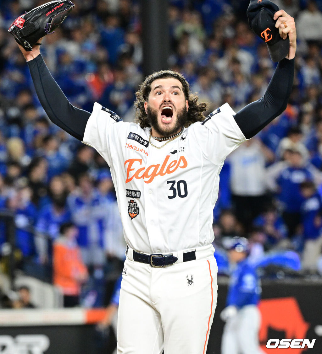 24일 오후 대전 한화생명볼파크에서 2025 신한 SOL Bank KBO리그 포스트시즌 플레이오프 5차전 한화 이글스와 삼성 라이온즈의 경기가 열렸다.한화는 코디 폰세, 삼성은 최원태를 선발 투수로 내세웠다.5회초 2사에서 한화 폰세가 삼성 디아즈를 삼진으로 처리하고 환호하고 있다. 2025.10.24 /sunday@osen.co.kr