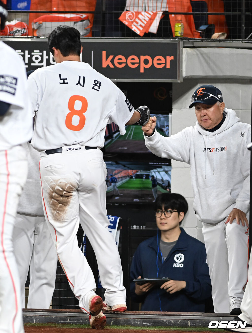 24일 오후 대전 한화생명볼파크에서 2025 신한 SOL Bank KBO리그 포스트시즌 플레이오프 5차전 한화 이글스와 삼성 라이온즈의 경기가 열렸다.한화는 코디 폰세, 삼성은 최원태를 선발 투수로 내세웠다.5회말 무사 2,3루 채은성의 안타때 2루주자 노시환이 득점을 올리고 김경문 감독의 환영을 받고 있다. 2025.10.24 /spjj@osen.co.kr