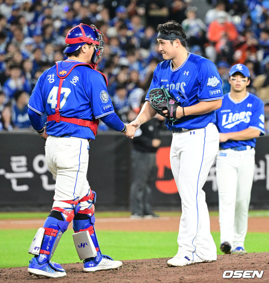 24일 오후 대전 한화생명볼파크에서 2025 신한 SOL Bank KBO리그 포스트시즌 플레이오프 5차전 한화 이글스와 삼성 라이온즈의 경기가 열렸다.한화는 코디 폰세, 삼성은 최원태를 선발 투수로 내세웠다.4회말 1사에서 삼성 최원태가 마운드를 내려가며 강민호와 악수를 나누고 있다. 2025.10.24 /sunday@osen.co.kr