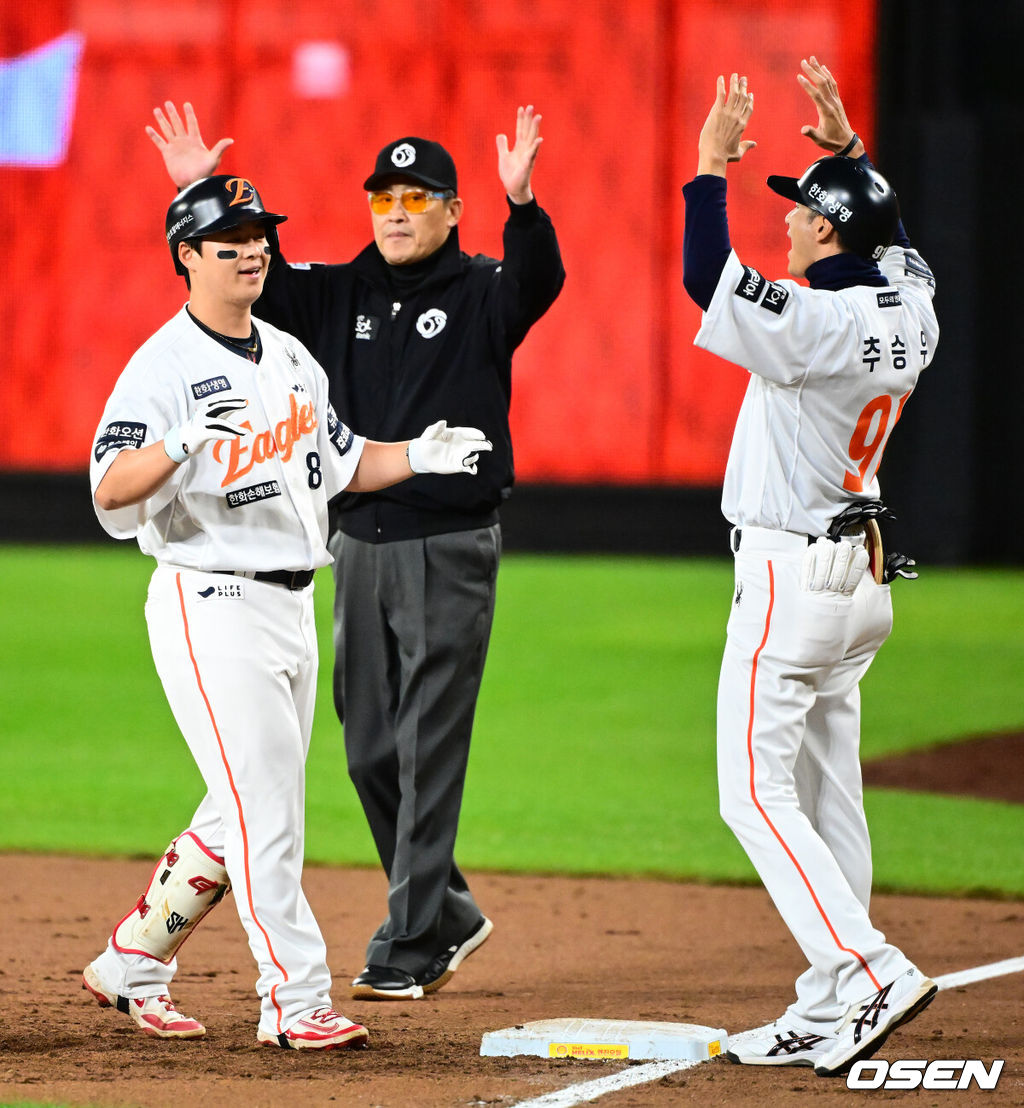 24일 오후 대전 한화생명볼파크에서 2025 신한 SOL Bank KBO리그 포스트시즌 플레이오프 5차전 한화 이글스와 삼성 라이온즈의 경기가 열렸다.한화는 코디 폰세, 삼성은 최원태를 선발 투수로 내세웠다.1회말 1사 2,3루에서 한화 노시환이 선제 1타점 좌전 적시타를 날리며 추승우 코치와 기뻐하고 있다. 2025.10.24 /jpnews@osen.co.kr