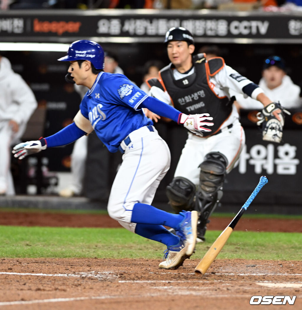 24일 오후 대전 한화생명볼파크에서 2025 신한 SOL Bank KBO리그 포스트시즌 플레이오프 5차전 한화 이글스와 삼성 라이온즈의 경기가 열렸다.한화는 코디 폰세, 삼성은 최원태를 선발 투수로 내세웠다.2회초 2사 3루 김지찬이 스트라이크낫아웃인데 최재훈이 홈으로 송구를 하고 있다. 2025.10.24 /spjj@osen.co.kr