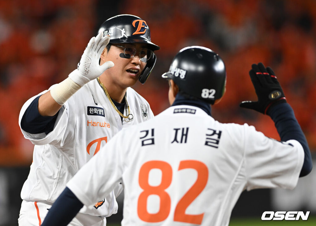 24일 오후 대전 한화생명볼파크에서 2025 신한 SOL Bank KBO리그 포스트시즌 플레이오프 5차전 한화 이글스와 삼성 라이온즈의 경기가 열렸다.한화는 코디 폰세, 삼성은 최원태를 선발 투수로 내세웠다.3회말 1사 1,3루 채은성이 적시타를 치고 실책으로 3루까지 진루후 기뻐하고 있다. 2025.10.24 /spjj@osen.co.kr