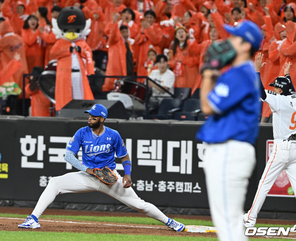 24일 오후 대전 한화생명볼파크에서 2025 신한 SOL Bank KBO리그 포스트시즌 플레이오프 5차전 한화 이글스와 삼성 라이온즈의 경기가 열렸다.한화는 코디 폰세, 삼성은 최원태를 선발 투수로 내세웠다.3회말 2사 3루 김태연의 빗맞은 타구를 유격수 이재현이 원바운드 송구, 이를 놓친 디아즈와 최원태가 아쉬워하고 있다. 2025.10.24 /spjj@osen.co.kr