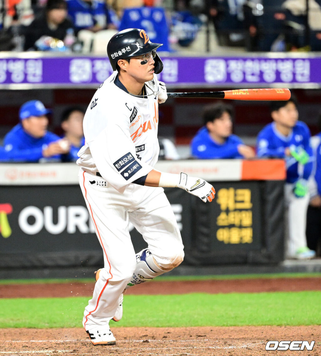 24일 오후 대전 한화생명볼파크에서 2025 신한 SOL Bank KBO리그 포스트시즌 플레이오프 5차전 한화 이글스와 삼성 라이온즈의 경기가 열렸다.한화는 코디 폰세, 삼성은 최원태를 선발 투수로 내세웠다.5회말 무사 2,3루에서 한화 채은성이 우중간 적시타를 치고 있다. 2025.10.24 /sunday@osen.co.kr