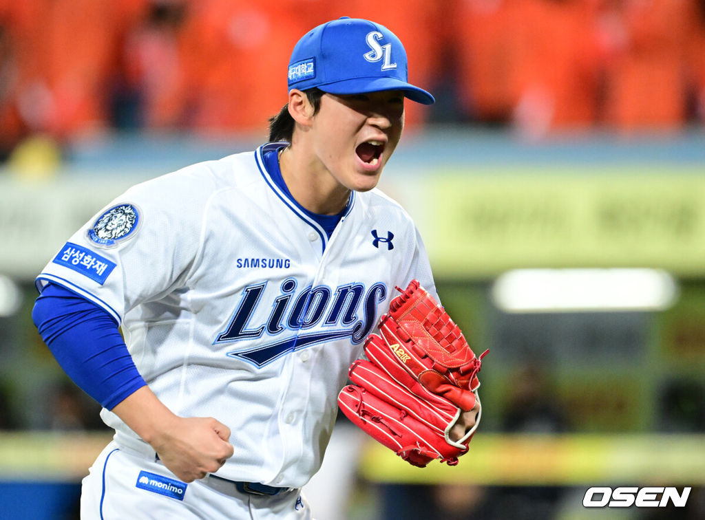 프로야구 삼성 라이온즈가 아직 플레이오프는 끝나지 않았다고 외쳤다. 김영웅의 미친 대활약에 힘입어 시리즈를 5차전으로 끌고 간다.삼성은 22일 대구 삼성 라이온즈파크에서 열린 '2025 신한 SOL뱅크 KBO리그' 포스트스진 플레이오프 4차전 한화 이글스와의 경기에서 7-4로 역전승을 거뒀다. 이로써 삼성은 시리즈 전적 2승2패를 만들며 승부를 5차전까지 끌고 갔다. 5차전은 오는 24일 대전 한화생명볼파크에서 열린다. 이날 김영웅이 동점 스리런 홈런과 역전 스리런 홈런을 연달아 뽑아내며 승리를 이끌었다. 김영웅은 이날 6타점을 더하면서 2017년 두산 오재일과 함께 단일 플레이오프 최다 타점(12타점) 타이를 이뤘다.삼성 이호성이 8회 삼자범퇴로 이닝을 막은 뒤 포효하고 있다. 2025.10.22 /cej@osen.co.kr