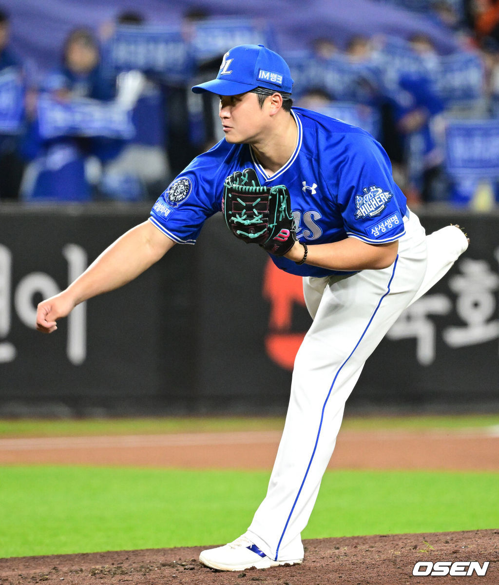 24일 오후 대전 한화생명볼파크에서 2025 신한 SOL Bank KBO리그 포스트시즌 플레이오프 5차전 한화 이글스와 삼성 라이온즈의 경기가 열렸다.한화는 코디 폰세, 삼성은 최원태를 선발 투수로 내세웠다.1회말 무사에서 삼성 선발투수 최원태가 역투하고 있다. 2025.10.24 /sunday@osen.co.kr