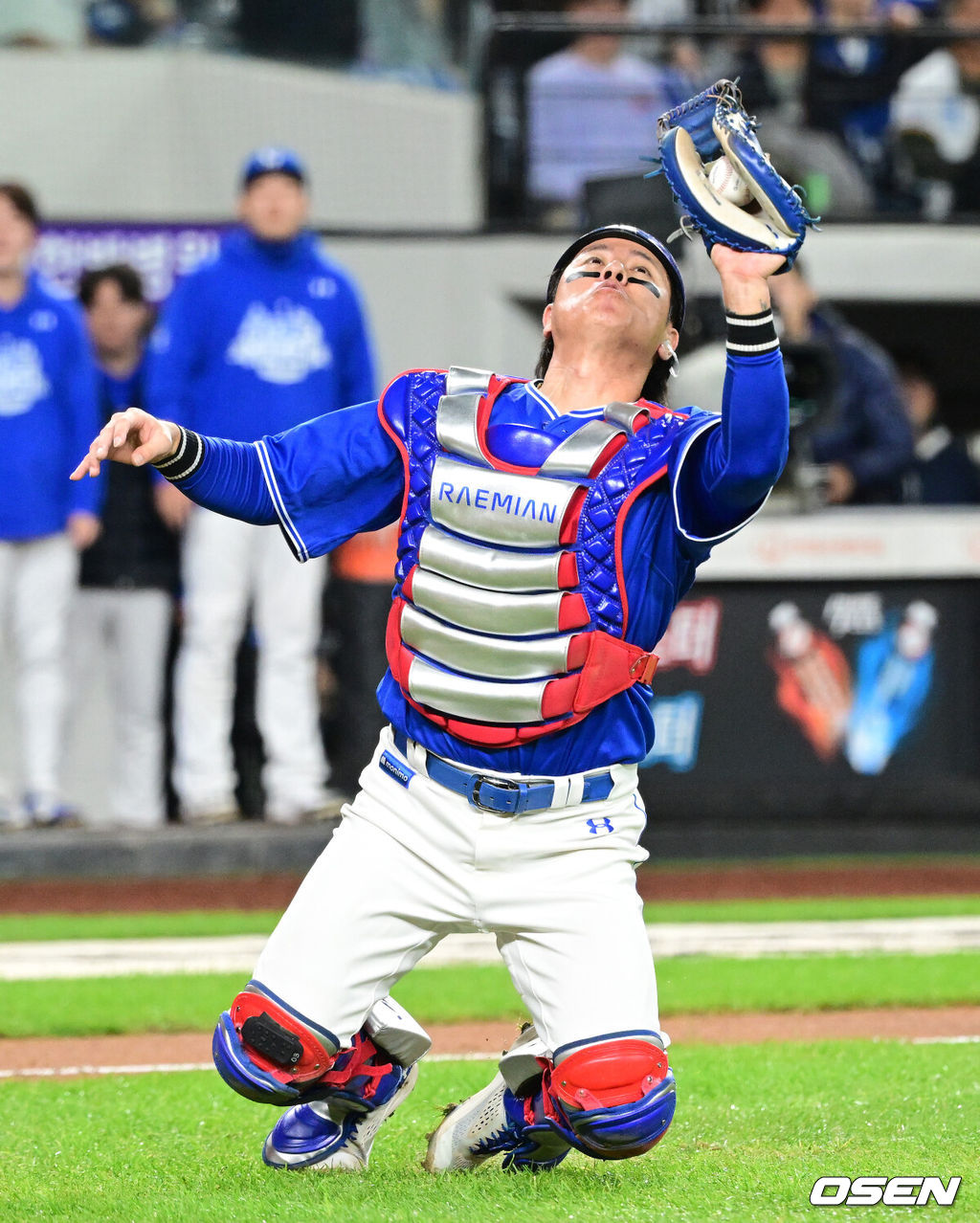 24일 오후 대전 한화생명볼파크에서 2025 신한 SOL Bank KBO리그 포스트시즌 플레이오프 5차전 한화 이글스와 삼성 라이온즈의 경기가 열렸다.한화는 코디 폰세, 삼성은 최원태를 선발 투수로 내세웠다.1회말 2사 1,2루에서 삼성 강민호가 한화 김태연의 타구를 잡고 있다. 2025.10.24 /sunday@osen.co.kr