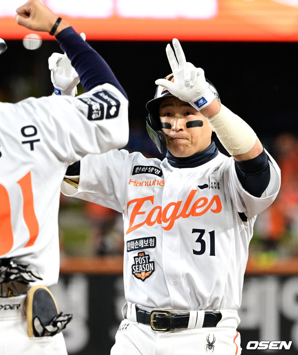 24일 오후 대전 한화생명볼파크에서 2025 신한 SOL Bank KBO리그 포스트시즌 플레이오프 5차전 한화 이글스와 삼성 라이온즈의 경기가 열렸다.한화는 코디 폰세, 삼성은 최원태를 선발 투수로 내세웠다.1회말 무사에서 한화 손아섭이 우전 안타를 치고 환호하고 있다. 2025.10.24 /sunday@osen.co.kr