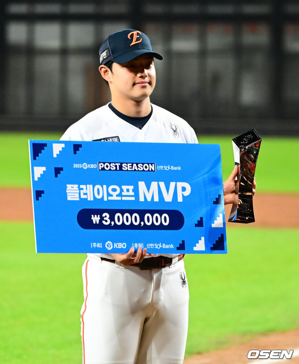 드디어 한화 이글스에 우승의 때가 왔다.프로야구 한화 이글스는 24일 대전 한화생명볼파크에서 열린 2025 신한 SOL뱅크 KBO 플레이오프(5전 3선승제) 삼성 라이온즈와의 5차전에서 11-2 완승을 거뒀다.정규시즌 2위에 올라 플레이오프에 직행한 한화는 시리즈 전적 3승 2패로 한국시리즈행 티켓을 거머쥐었다. 2006년 이후 19년 만에 한국시리즈 진출이다. 반면 NC 다이노스와 와일드카드 결정전(1승 1패), SSG 랜더스와 준플레이오프(3승 1패)를 거쳐 플레이오프에 오른 4위 삼성은 투혼의 명승부에도 2년 연속 한국시리즈 진출이 좌절됐다. 경기를 마치고 한화 문동주가 플레이오프 MVP에 선정되며 포즈를 취하고 있다. 2025.10.24 /jpnews@osen.co.kr