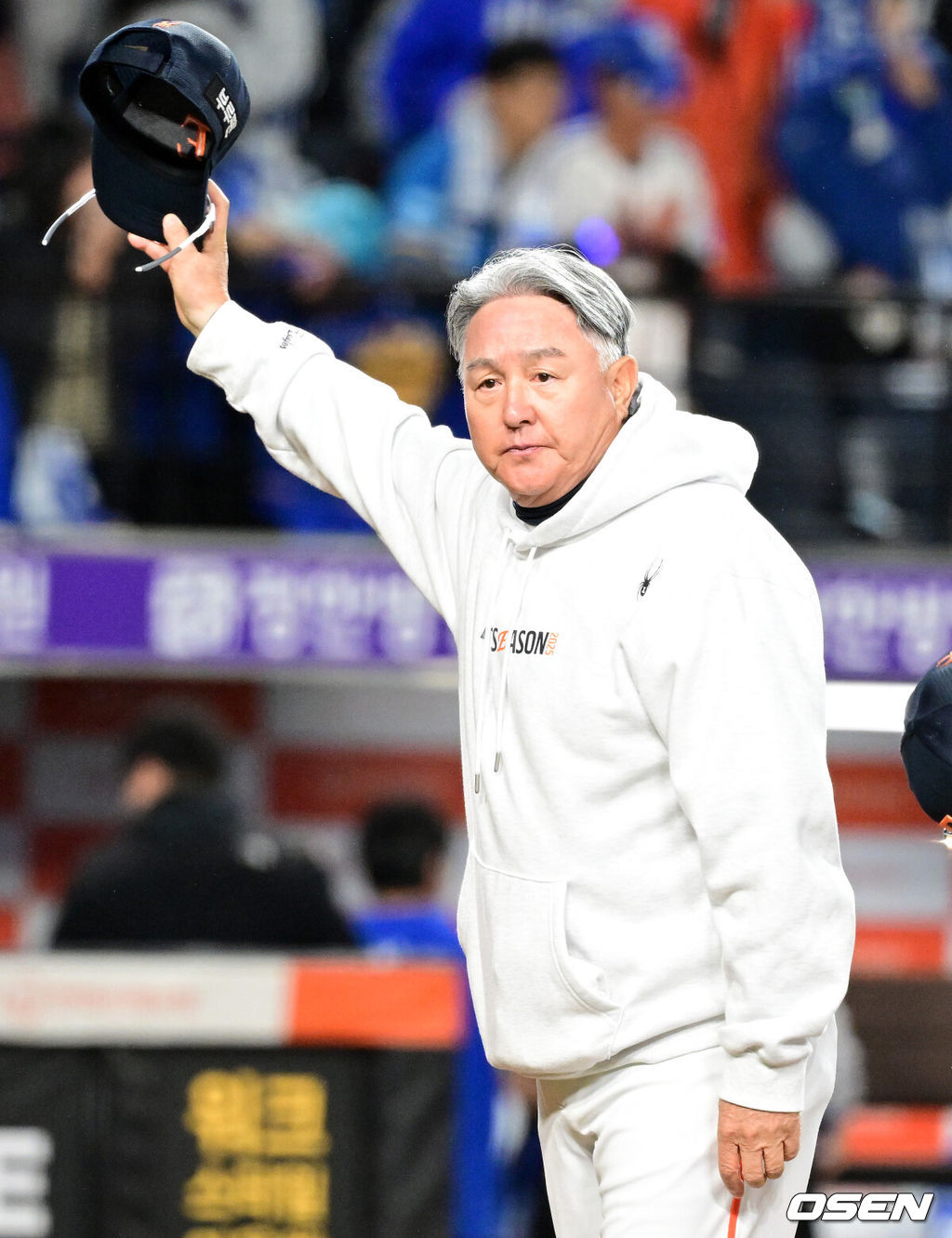 프로야구 한화 이글스는 24일 대전 한화생명볼파크에서 열린 2025 신한 SOL뱅크 KBO 플레이오프(5전 3선승제) 삼성 라이온즈와의 5차전에서 11-2 완승을 거뒀다.정규시즌 2위에 올라 플레이오프에 직행한 한화는 시리즈 전적 3승 2패로 한국시리즈행 티켓을 거머쥐었다. 2006년 이후 19년 만에 한국시리즈 진출이다. 반면 NC 다이노스와 와일드카드 결정전(1승 1패), SSG 랜더스와 준플레이오프(3승 1패)를 거쳐 플레이오프에 오른 4위 삼성은 투혼의 명승부에도 2년 연속 한국시리즈 진출이 좌절됐다. 경기 종료 후 한화 김경문 감독이 관중석을 향해 인사를 하고 있다. 2025.10.24 /sunday@osen.co.kr