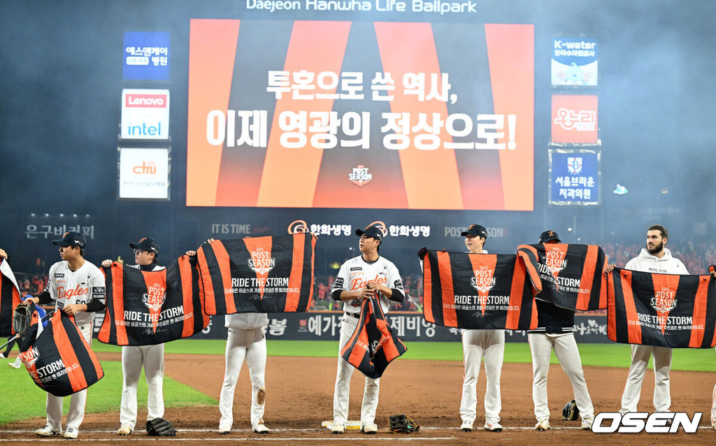 프로야구 한화 이글스는 24일 대전 한화생명볼파크에서 열린 2025 신한 SOL뱅크 KBO 플레이오프(5전 3선승제) 삼성 라이온즈와의 5차전에서 11-2 완승을 거뒀다.정규시즌 2위에 올라 플레이오프에 직행한 한화는 시리즈 전적 3승 2패로 한국시리즈행 티켓을 거머쥐었다. 2006년 이후 19년 만에 한국시리즈 진출이다. 반면 NC 다이노스와 와일드카드 결정전(1승 1패), SSG 랜더스와 준플레이오프(3승 1패)를 거쳐 플레이오프에 오른 4위 삼성은 투혼의 명승부에도 2년 연속 한국시리즈 진출이 좌절됐다. 경기 종료 후 한화 선수들이 관중석을 향해 인사를 하고 있다. 2025.10.24 /sunday@osen.co.kr