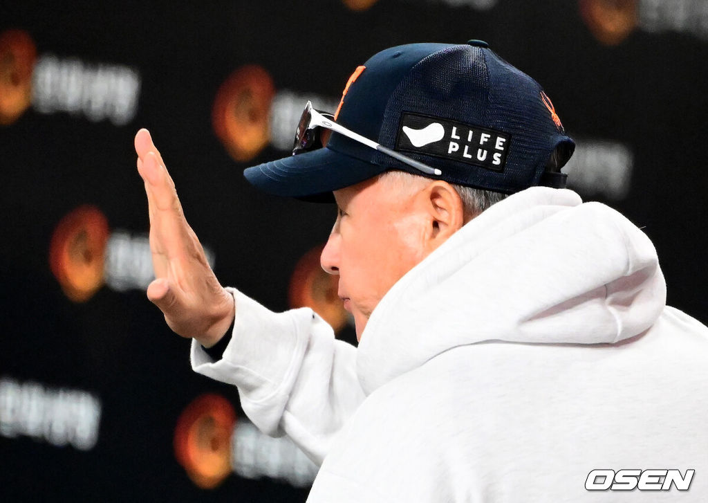 24일 오후 대전 한화생명볼파크에서 2025 신한 SOL Bank KBO리그 포스트시즌 플레이오프 5차전 한화 이글스와 삼성 라이온즈의 경기가 열렸다.한화는 코디 폰세, 삼성은 최원태를 선발 투수로 내세웠다.경기에 앞서 한화 김경문 감독이 삼성 강민호와 인사를 나누고 있다. 2025.10.24 /jpnews@osen.co.kr