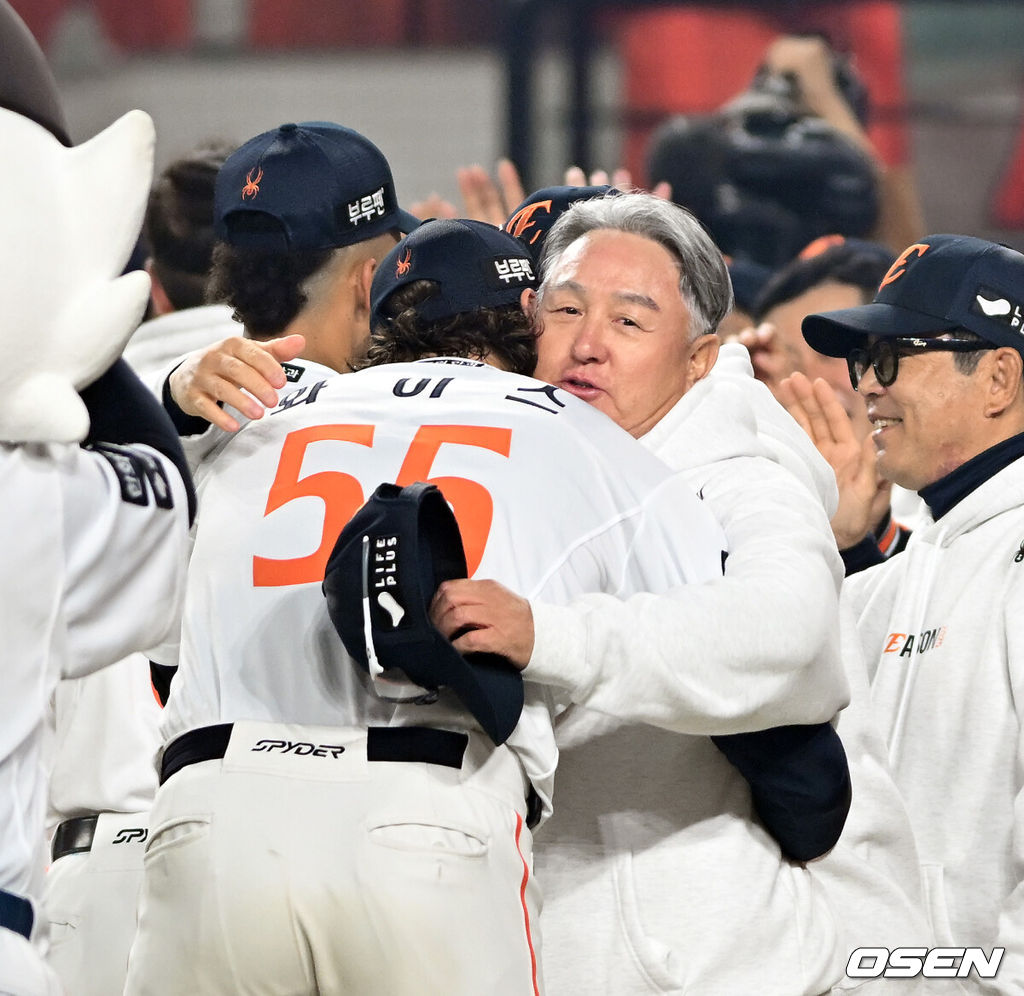 드디어 한화 이글스에 우승의 때가 왔다.프로야구 한화 이글스는 24일 대전 한화생명볼파크에서 열린 2025 신한 SOL뱅크 KBO 플레이오프(5전 3선승제) 삼성 라이온즈와의 5차전에서 11-2 완승을 거뒀다.정규시즌 2위에 올라 플레이오프에 직행한 한화는 시리즈 전적 3승 2패로 한국시리즈행 티켓을 거머쥐었다. 2006년 이후 19년 만에 한국시리즈 진출이다. 반면 NC 다이노스와 와일드카드 결정전(1승 1패), SSG 랜더스와 준플레이오프(3승 1패)를 거쳐 플레이오프에 오른 4위 삼성은 투혼의 명승부에도 2년 연속 한국시리즈 진출이 좌절됐다. 김경문 감독이 와이스와 포옹을 하고 있다. 2025.10.24 /spjj@osen.co.kr
