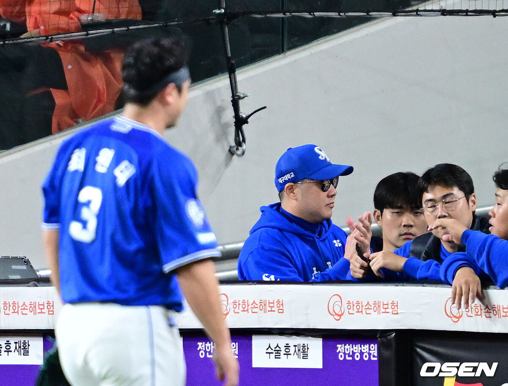 24일 대전 한화생명볼파크에서 ‘2025 신한 SOL Bank KBO리그’ 포스트시즌 플레이오프 5차전 삼성 라이온즈와 한화 이글스의 경기가 열렸다.한화는 코디 폰세, 삼성은 최원태를 선발로 내세웠다.4회말 1사 주자없는 상황 삼성 선발 최원태가 마운드를 내려오는 가운데 박진만 감독이 박수를 전하고 있다. 2025.10.24 / dreamer@osen.co.kr