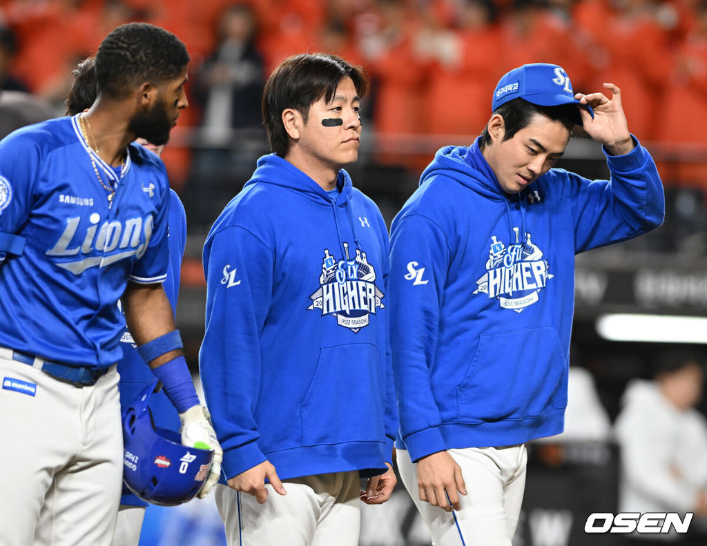 드디어 한화 이글스에 우승의 때가 왔다.프로야구 한화 이글스는 24일 대전 한화생명볼파크에서 열린 2025 신한 SOL뱅크 KBO 플레이오프(5전 3선승제) 삼성 라이온즈와의 5차전에서 11-2 완승을 거뒀다.정규시즌 2위에 올라 플레이오프에 직행한 한화는 시리즈 전적 3승 2패로 한국시리즈행 티켓을 거머쥐었다. 2006년 이후 19년 만에 한국시리즈 진출이다. 반면 NC 다이노스와 와일드카드 결정전(1승 1패), SSG 랜더스와 준플레이오프(3승 1패)를 거쳐 플레이오프에 오른 4위 삼성은 투혼의 명승부에도 2년 연속 한국시리즈 진출이 좌절됐다. 강민호가 침울한 표정을 짓고 있다. 2025.10.24 /spjj@osen.co.kr