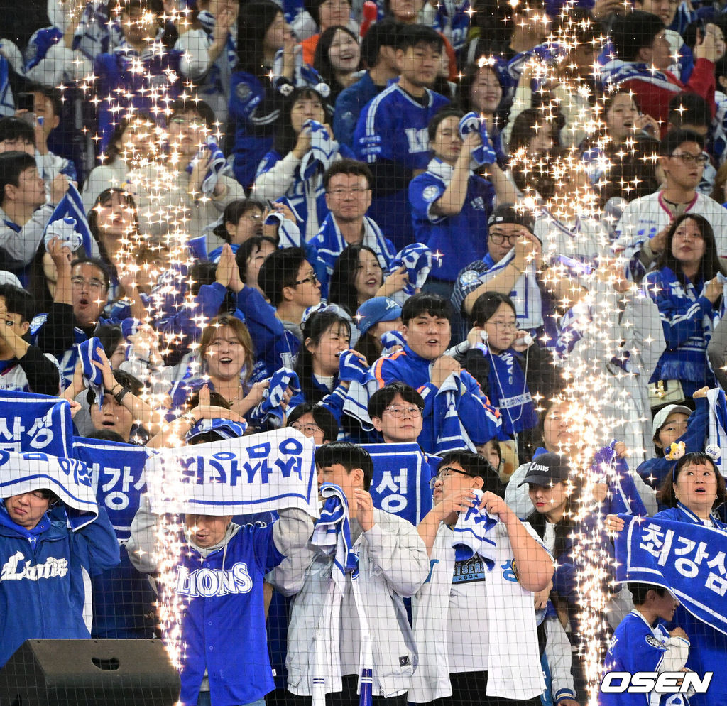 24일 오후 대전 한화생명볼파크에서 2025 신한 SOL Bank KBO리그 포스트시즌 플레이오프 5차전 한화 이글스와 삼성 라이온즈의 경기가 열렸다.한화는 코디 폰세, 삼성은 최원태를 선발 투수로 내세웠다.삼성 팬들이 열띤 응원을 펼치고 있다. 2025.10.24 /sunday@osen.co.kr