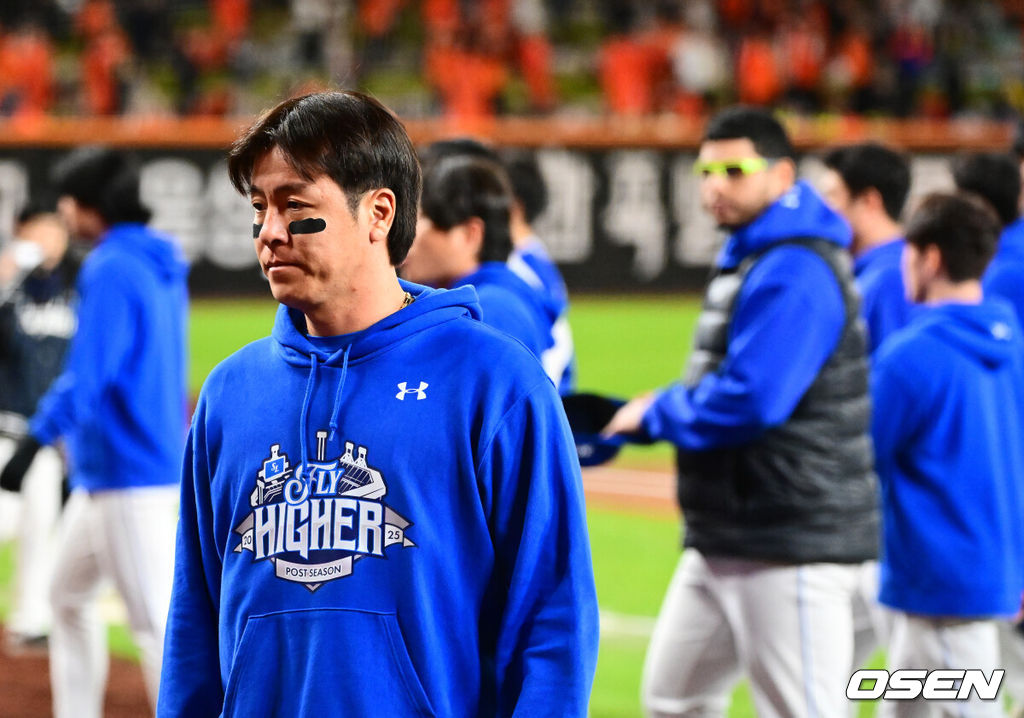 드디어 한화 이글스에 우승의 때가 왔다.프로야구 한화 이글스는 24일 대전 한화생명볼파크에서 열린 2025 신한 SOL뱅크 KBO 플레이오프(5전 3선승제) 삼성 라이온즈와의 5차전에서 11-2 완승을 거뒀다.정규시즌 2위에 올라 플레이오프에 직행한 한화는 시리즈 전적 3승 2패로 한국시리즈행 티켓을 거머쥐었다. 2006년 이후 19년 만에 한국시리즈 진출이다. 반면 NC 다이노스와 와일드카드 결정전(1승 1패), SSG 랜더스와 준플레이오프(3승 1패)를 거쳐 플레이오프에 오른 4위 삼성은 투혼의 명승부에도 2년 연속 한국시리즈 진출이 좌절됐다. 경기를 마치고 삼성 강민호가 패배를 아쉬워하고 있다. 2025.10.24 /jpnews@osen.co.kr