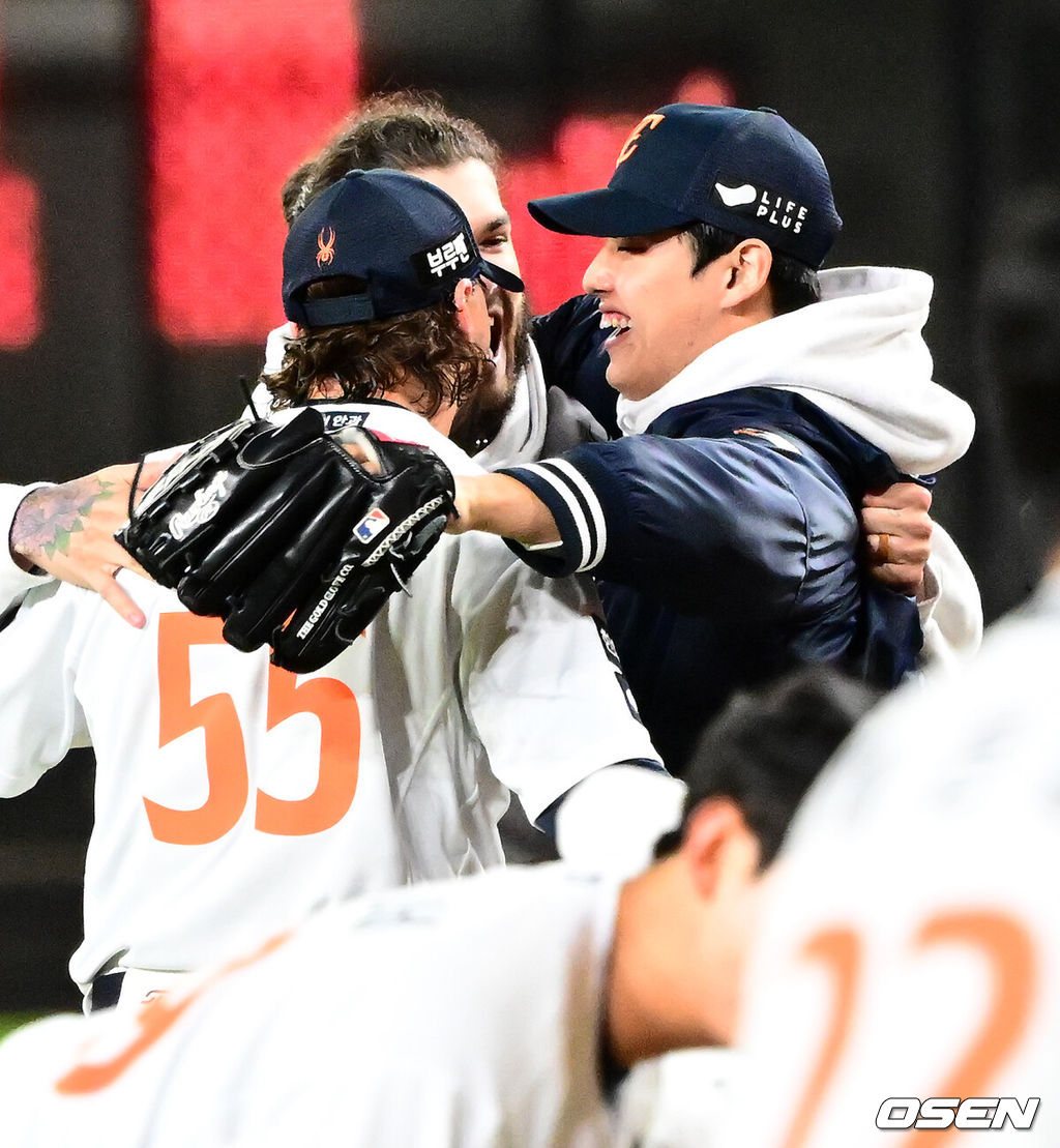 드디어 한화 이글스에 우승의 때가 왔다.프로야구 한화 이글스는 24일 대전 한화생명볼파크에서 열린 2025 신한 SOL뱅크 KBO 플레이오프(5전 3선승제) 삼성 라이온즈와의 5차전에서 11-2 완승을 거뒀다.정규시즌 2위에 올라 플레이오프에 직행한 한화는 시리즈 전적 3승 2패로 한국시리즈행 티켓을 거머쥐었다. 2006년 이후 19년 만에 한국시리즈 진출이다. 반면 NC 다이노스와 와일드카드 결정전(1승 1패), SSG 랜더스와 준플레이오프(3승 1패)를 거쳐 플레이오프에 오른 4위 삼성은 투혼의 명승부에도 2년 연속 한국시리즈 진출이 좌절됐다. 경기를 마치고 한화 와이스, 폰세, 문동주가 포옹을 하며 승리를 기뻐하고 있다. 2025.10.24 /jpnews@osen.co.kr