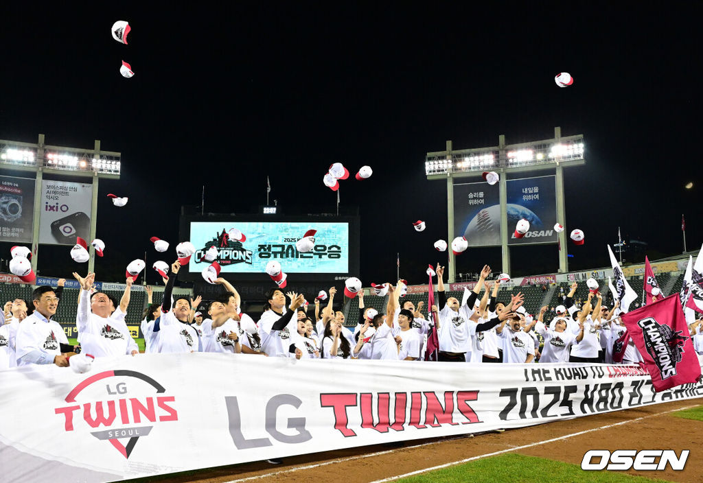 프로야구 LG 트윈스가 극적으로 2025 정규시즌 우승을 차지했다. 자력 우승이 물거품이 된 LG는 SSG 랜더스가 한화 이글스에 극적인 끝내기 승리를 거두면서 우승을 확정했다. LG는 1일 서울 잠실구장에서 열린 2025 KBO리그 NC와 시즌 마지막 경기에서 3-7로 패배했다. 이로써 LG는 85승 3무 56패로 시즌을 마쳤다. LG 선수단이 정규시즌 우승 세리머니를 하고 있다. 2025.10.01 /jpnews@osen.co.kr