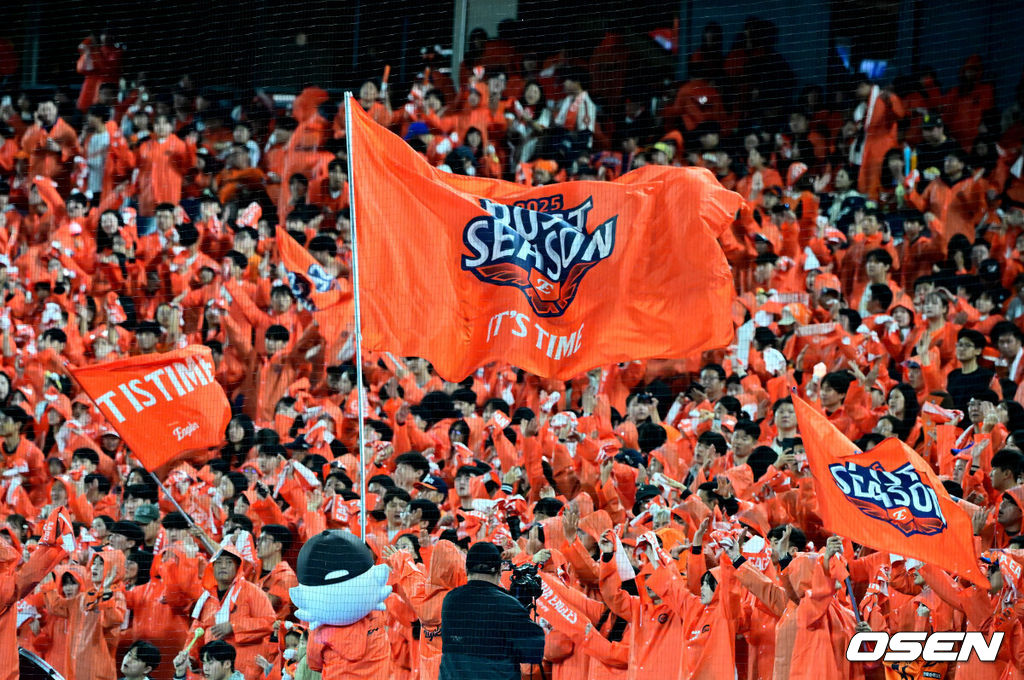 24일 오후 대전 한화생명볼파크에서 2025 신한 SOL Bank KBO리그 포스트시즌 플레이오프 5차전 한화 이글스와 삼성 라이온즈의 경기가 열렸다.한화는 코디 폰세, 삼성은 최원태를 선발 투수로 내세웠다.5회 한화 팬들이 열띤 응원을 펼치고 있다. 2025.10.24 /jpnews@osen.co.kr