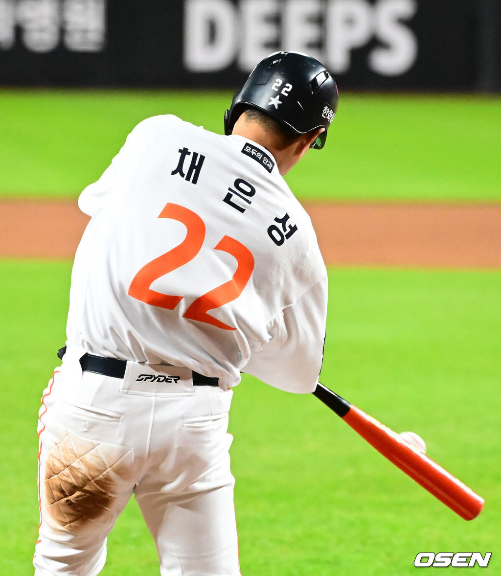 24일 오후 대전 한화생명볼파크에서 2025 신한 SOL Bank KBO리그 포스트시즌 플레이오프 5차전 한화 이글스와 삼성 라이온즈의 경기가 열렸다.한화는 코디 폰세, 삼성은 최원태를 선발 투수로 내세웠다.5회말 무사 2,3루에서 한화 채은성이 2타점 우중간 적시타를 날리고 있다. 2025.10.24 /jpnews@osen.co.kr