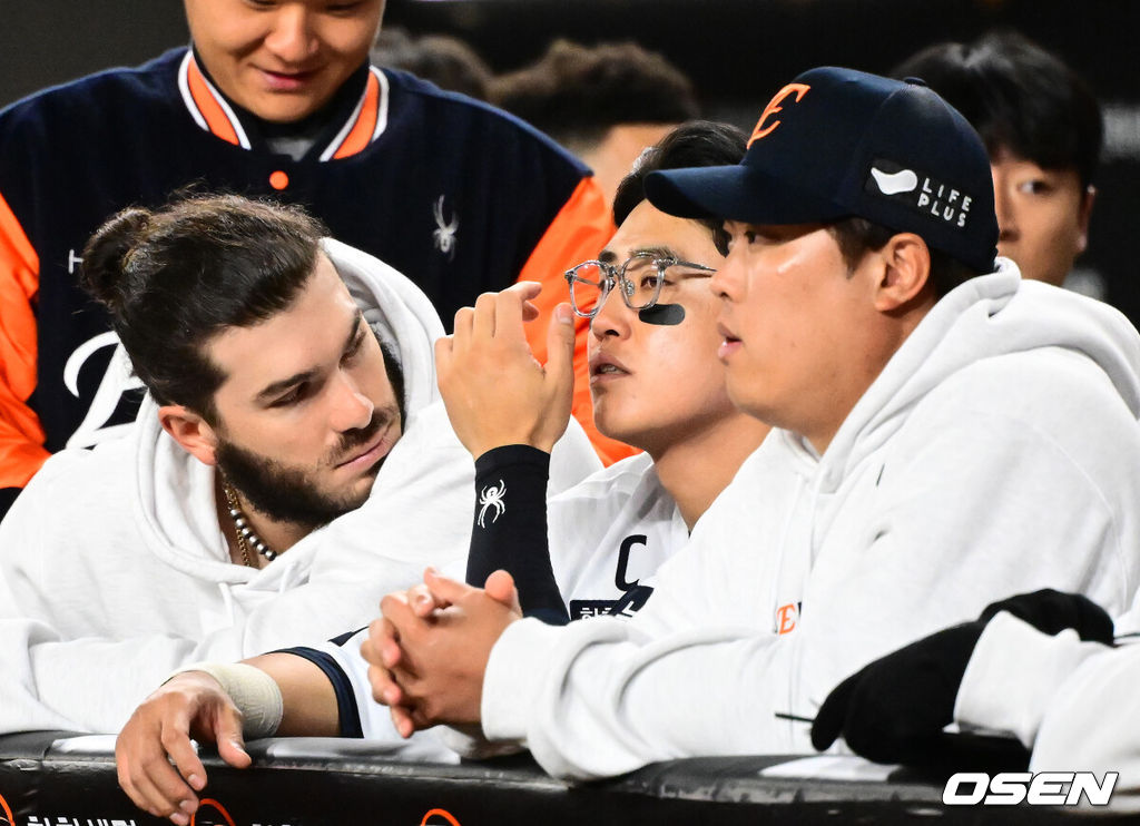 24일 오후 대전 한화생명볼파크에서 2025 신한 SOL Bank KBO리그 포스트시즌 플레이오프 5차전 한화 이글스와 삼성 라이온즈의 경기가 열렸다.한화는 코디 폰세, 삼성은 최원태를 선발 투수로 내세웠다.7회말 한화 폰세, 채은성, 류현진이 경기를 지켜보고 있다. 2025.10.24 /jpnews@osen.co.kr