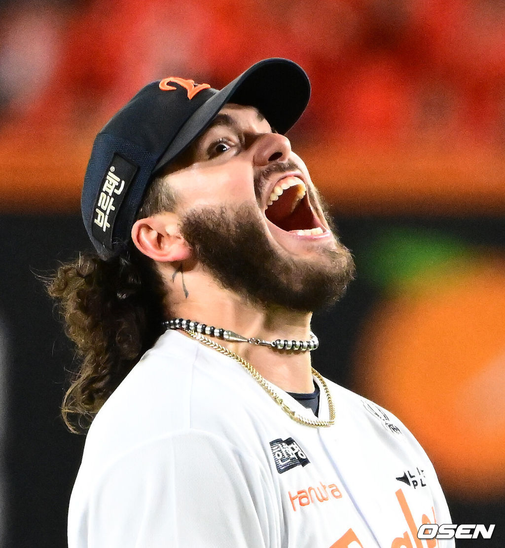 24일 오후 대전 한화생명볼파크에서 2025 신한 SOL Bank KBO리그 포스트시즌 플레이오프 5차전 한화 이글스와 삼성 라이온즈의 경기가 열렸다.한화는 코디 폰세, 삼성은 최원태를 선발 투수로 내세웠다.5회초 2사에서 한화 폰세가 삼성 디아즈를 삼진 처리하며 포효하고 있다. 2025.10.24 /jpnews@osen.co.kr