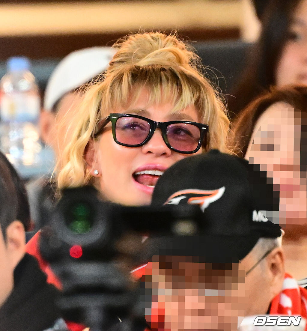 24일 오후 대전 한화생명볼파크에서 2025 신한 SOL Bank KBO리그 포스트시즌 플레이오프 5차전 한화 이글스와 삼성 라이온즈의 경기가 열렸다.한화는 코디 폰세, 삼성은 최원태를 선발 투수로 내세웠다.5회 한화 폰세 아내가 응원을 하고 있다. 2025.10.24 /jpnews@osen.co.kr