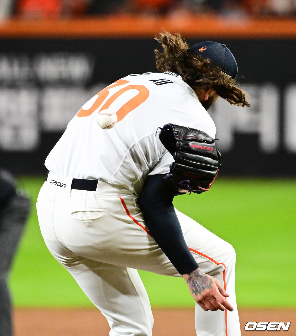 24일 오후 대전 한화생명볼파크에서 2025 신한 SOL Bank KBO리그 포스트시즌 플레이오프 5차전 한화 이글스와 삼성 라이온즈의 경기가 열렸다.한화는 코디 폰세, 삼성은 최원태를 선발 투수로 내세웠다.3회초 1사 1루에서 한화 폰세가 삼성 디아즈의 투수 땅볼 타구에 가슴 부위를 맞고 있다. 2025.10.24 /jpnews@osen.co.kr