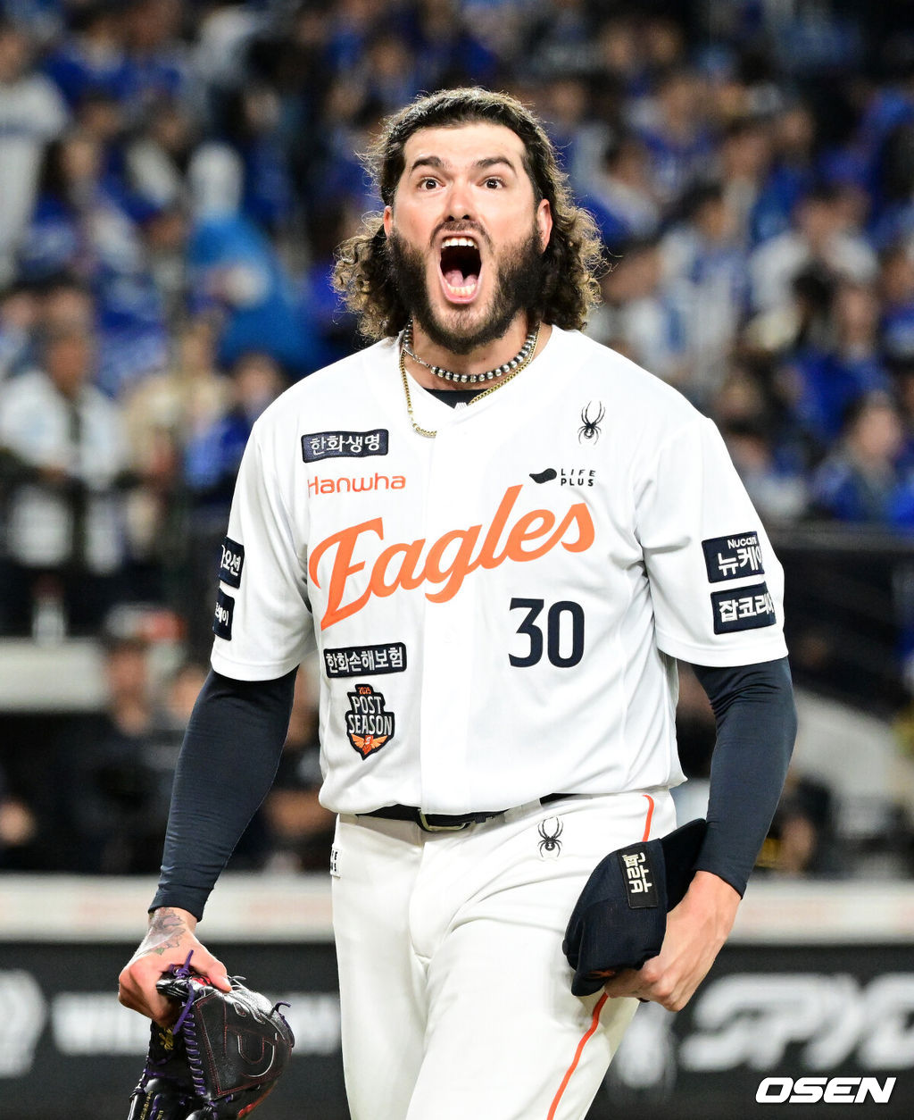 24일 오후 대전 한화생명볼파크에서 2025 신한 SOL Bank KBO리그 포스트시즌 플레이오프 5차전 한화 이글스와 삼성 라이온즈의 경기가 열렸다.한화는 코디 폰세, 삼성은 최원태를 선발 투수로 내세웠다.5회초 2사에서 한화 폰세가 삼성 디아즈를 삼진으로 처리하고 환호하고 있다. 2025.10.24 /sunday@osen.co.kr