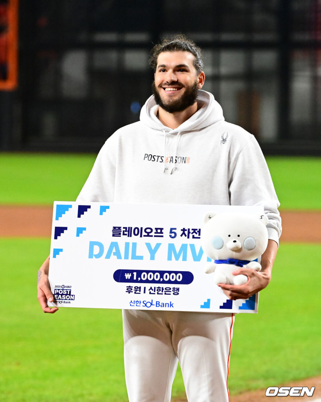 드디어 한화 이글스에 우승의 때가 왔다.프로야구 한화 이글스는 24일 대전 한화생명볼파크에서 열린 2025 신한 SOL뱅크 KBO 플레이오프(5전 3선승제) 삼성 라이온즈와의 5차전에서 11-2 완승을 거뒀다.정규시즌 2위에 올라 플레이오프에 직행한 한화는 시리즈 전적 3승 2패로 한국시리즈행 티켓을 거머쥐었다. 2006년 이후 19년 만에 한국시리즈 진출이다. 반면 NC 다이노스와 와일드카드 결정전(1승 1패), SSG 랜더스와 준플레이오프(3승 1패)를 거쳐 플레이오프에 오른 4위 삼성은 투혼의 명승부에도 2년 연속 한국시리즈 진출이 좌절됐다. 경기를 마치고 한화 폰세가 플레이오프 5차전 MVP에 선정되며 포즈를 취하고 있다. 2025.10.24 /jpnews@osen.co.kr