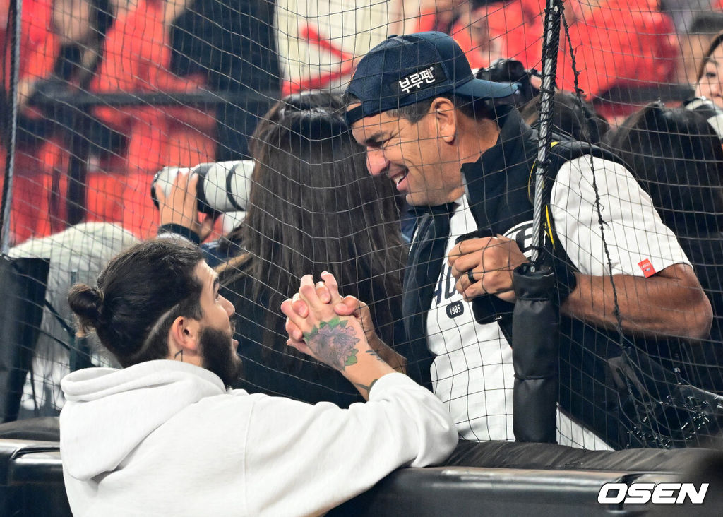 드디어 한화 이글스에 우승의 때가 왔다.프로야구 한화 이글스는 24일 대전 한화생명볼파크에서 열린 2025 신한 SOL뱅크 KBO 플레이오프(5전 3선승제) 삼성 라이온즈와의 5차전에서 11-2 완승을 거뒀다.정규시즌 2위에 올라 플레이오프에 직행한 한화는 시리즈 전적 3승 2패로 한국시리즈행 티켓을 거머쥐었다. 2006년 이후 19년 만에 한국시리즈 진출이다. 반면 NC 다이노스와 와일드카드 결정전(1승 1패), SSG 랜더스와 준플레이오프(3승 1패)를 거쳐 플레이오프에 오른 4위 삼성은 투혼의 명승부에도 2년 연속 한국시리즈 진출이 좌절됐다. 경기를 마치고 한화 폰세가 아버지와 승리를 기뻐하고 있다. 2025.10.24 /jpnews@osen.co.kr