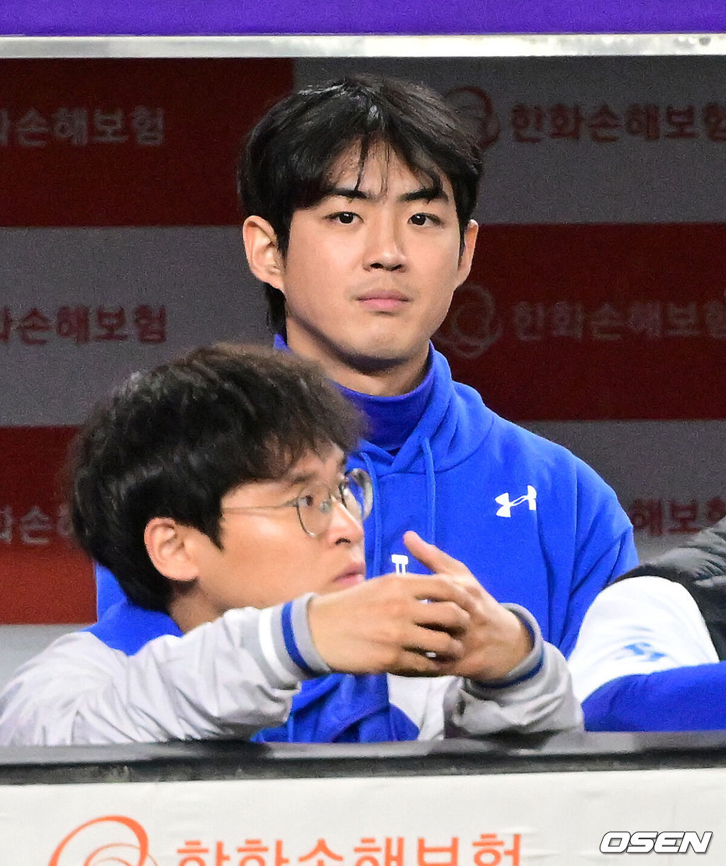 24일 오후 대전 한화생명볼파크에서 2025 신한 SOL Bank KBO리그 포스트시즌 플레이오프 5차전 한화 이글스와 삼성 라이온즈의 경기가 열렸다.한화는 코디 폰세, 삼성은 최원태를 선발 투수로 내세웠다.6회말 한화 구자욱이 더그아웃에서 경기를 바라보고 있다. 2025.10.24 /sunday@osen.co.kr