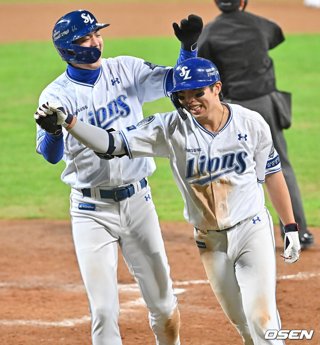 22일 대구 삼성라이온즈파크에서 2025 신한 SOL뱅크 KBO 플레이오프 삼성 라이온즈와 한화 이글스의 4차전 경기가 열렸다. 홈팀 삼성은 원태인이, 방문팀 한화는 정우주가 선발 투수로 출전했다.삼성 라이온즈 김영웅이 7회말 1사 1,2루 우월 역전 3점 홈런을 치고 구자욱의 축하를 받고 있다. 2025.10.22 / foto0307@osen.co.kr
