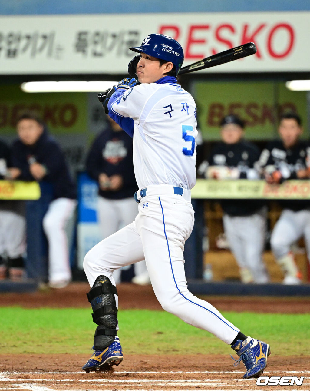 22일 대구 삼성라이온즈파크에서 2025 신한 SOL Bank KBO리그 포스트시즌 플레이오프 4차전 삼성 라이온즈와 한화 이글스의 경기가 열렸다.홈팀 삼성은 원태인, 방문팀 한화는 정우주를 선발로 내세웠다.6회말 무사 1,3루 삼성 구자욱이 적시타를 날리고 있다. 2025.10.22 /cej@osen.co.kr