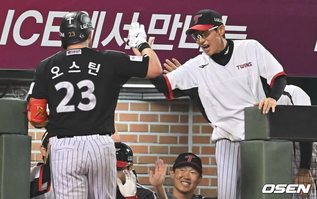 25일 울산 문수야구장에서 2025 신한 SOL 뱅크 KBO 리그 롯데 자이언츠와 LG 트윈스의 경기가 열렸다. 홈팀 롯데는 감보아가, 방문팀 LG는 손주영이 선발로 나섰다.LG 트윈스 오스틴이 5회초 1사 1,3루 좌중월 3점 홈런을 치고 염경엽 감독과 하이파이브를 하고 있다. 2025.09.25 / foto0307@osen.co.kr
