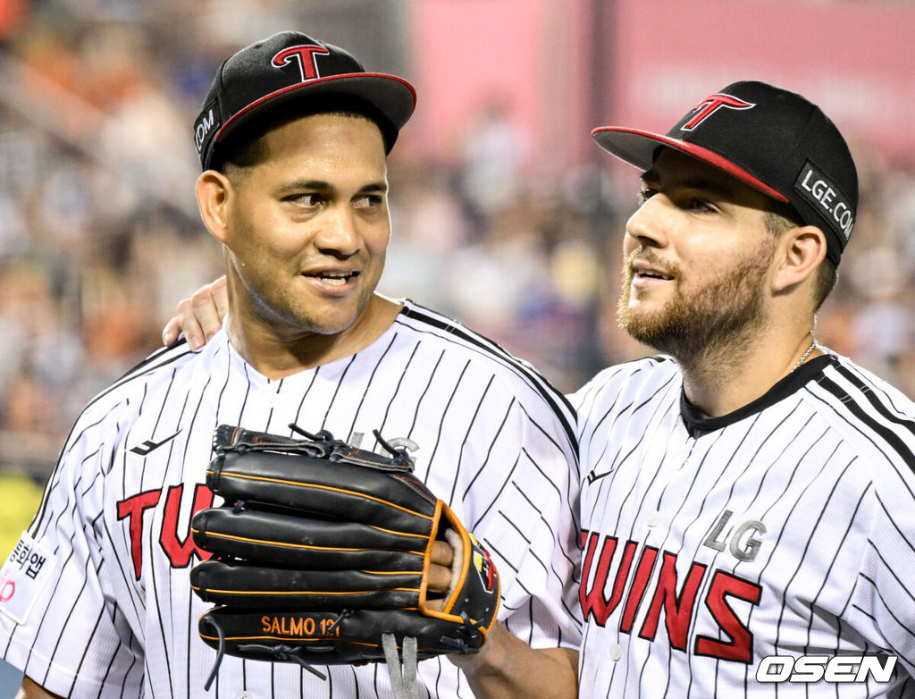 9일 오후 서울 잠실구장에서 ‘2025 신한 SOL Bank KBO리그’ LG 트윈스와 한화 이글스의 경기가 열렸다.LG는 치리노스, 한화는 엄상백을 선발로 내세웠다. 5회초 무실점으로 이닝을 마친 LG 치리노스가 오스틴과 기뻐하고 있다. 2025.08.09 /cej@osen.co.kr