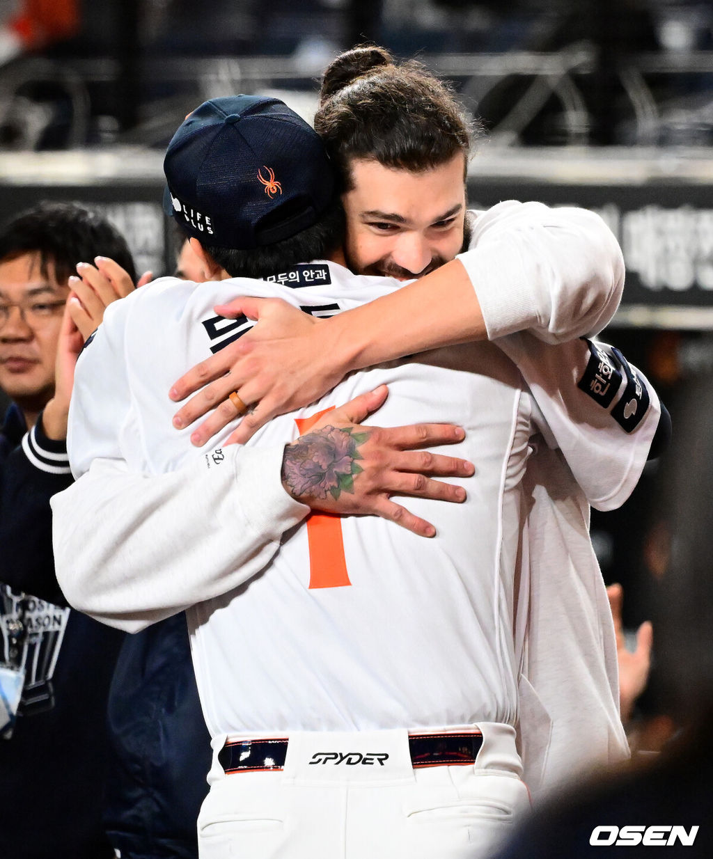 드디어 한화 이글스에 우승의 때가 왔다.프로야구 한화 이글스는 24일 대전 한화생명볼파크에서 열린 2025 신한 SOL뱅크 KBO 플레이오프(5전 3선승제) 삼성 라이온즈와의 5차전에서 11-2 완승을 거뒀다.정규시즌 2위에 올라 플레이오프에 직행한 한화는 시리즈 전적 3승 2패로 한국시리즈행 티켓을 거머쥐었다. 2006년 이후 19년 만에 한국시리즈 진출이다. 반면 NC 다이노스와 와일드카드 결정전(1승 1패), SSG 랜더스와 준플레이오프(3승 1패)를 거쳐 플레이오프에 오른 4위 삼성은 투혼의 명승부에도 2년 연속 한국시리즈 진출이 좌절됐다. 경기를 마치고 폰세와 문동주가 포옹을 하며 승리를 기뻐하고 있다. 2025.10.24 /jpnews@osen.co.kr