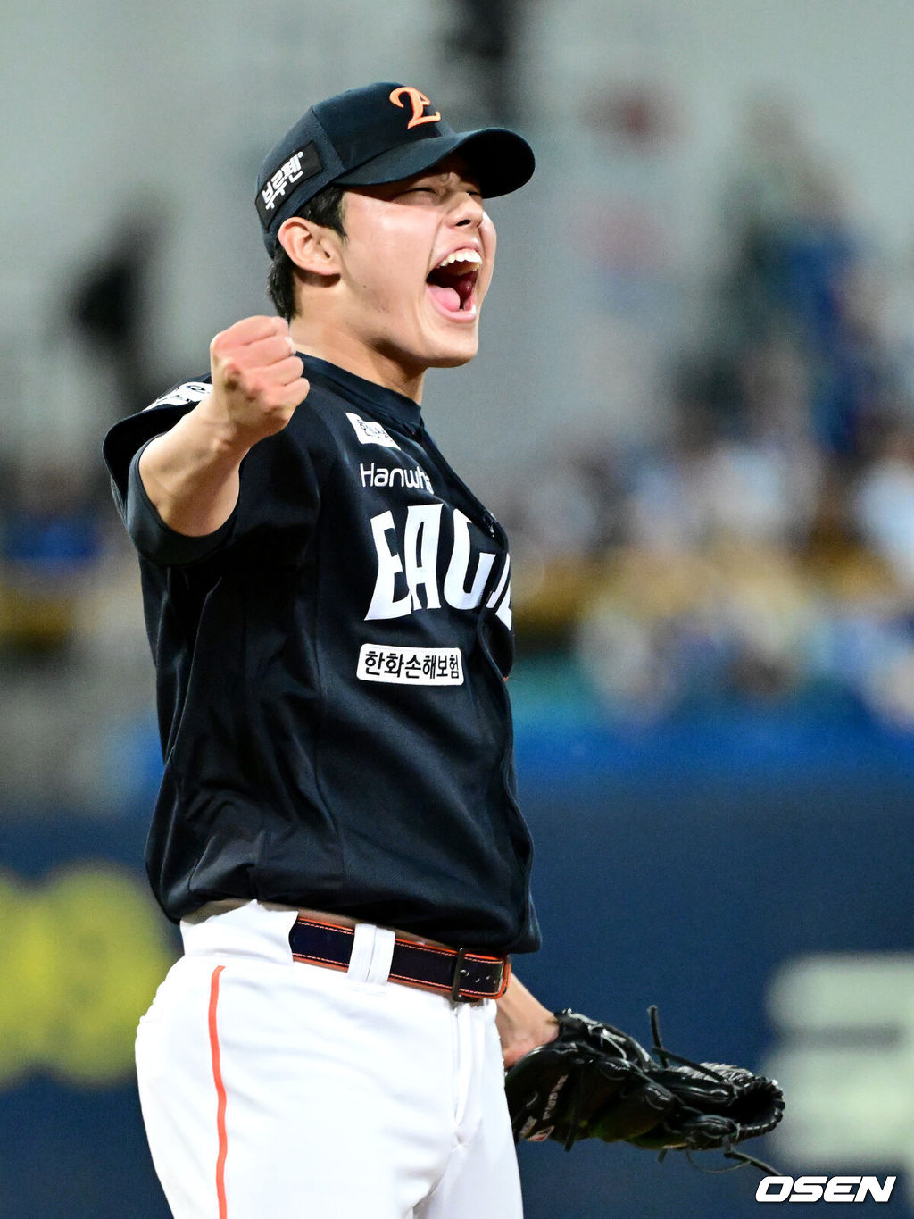 21일 대구 삼성라이온즈파크에서 ‘2025 신한 SOL Bank KBO리그’ 포스트시즌 플레이오프 3차전 삼성 라이온즈와 한화 이글스의 경기가 열렸다.이날 경기는 한화가 접전 끝에 5-4로 승리하며 한국시리즈 진출까지 1승을 남겼다. 경기를 마무리지은 한화 투수 문동주가 포효하고 있다. 2025.10.21 / dreamer@osen.co.kr