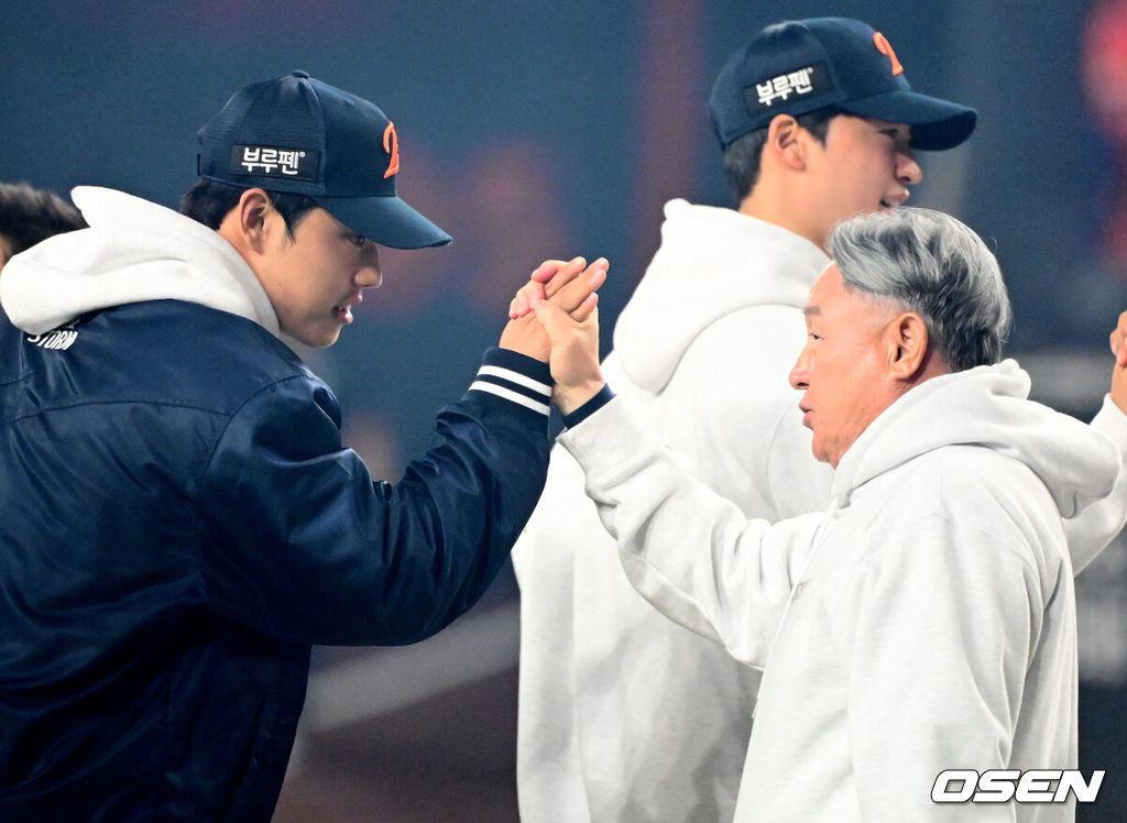 드디어 한화 이글스에 우승의 때가 왔다.프로야구 한화 이글스는 24일 대전 한화생명볼파크에서 열린 2025 신한 SOL뱅크 KBO 플레이오프(5전 3선승제) 삼성 라이온즈와의 5차전에서 11-2 완승을 거뒀다.정규시즌 2위에 올라 플레이오프에 직행한 한화는 시리즈 전적 3승 2패로 한국시리즈행 티켓을 거머쥐었다. 2006년 이후 19년 만에 한국시리즈 진출이다. 반면 NC 다이노스와 와일드카드 결정전(1승 1패), SSG 랜더스와 준플레이오프(3승 1패)를 거쳐 플레이오프에 오른 4위 삼성은 투혼의 명승부에도 2년 연속 한국시리즈 진출이 좌절됐다. 경기를 마치고 한화 김경문 감독이 문동주와 하이파이브를 하며 승리를 기뻐하고 있다. 2025.10.24 /jpnews@osen.co.kr