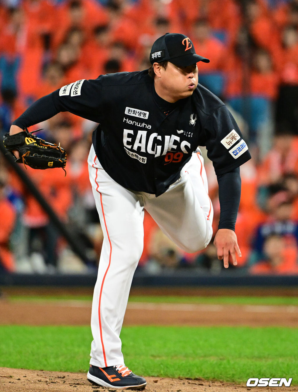 21일 대구 삼성라이온즈파크에서 2025 신한 SOL Bank KBO리그 포스트시즌 플레이오프 3차전 삼성 라이온즈와 한화 이글스의 경기가 열렸다.홈팀 삼성은 후라도, 방문팀 한화는 류현진을 선발로 내세웠다.1회말 한화 류현진이 역투하고 있다. 2025.10.21 /cej@osen.co.kr