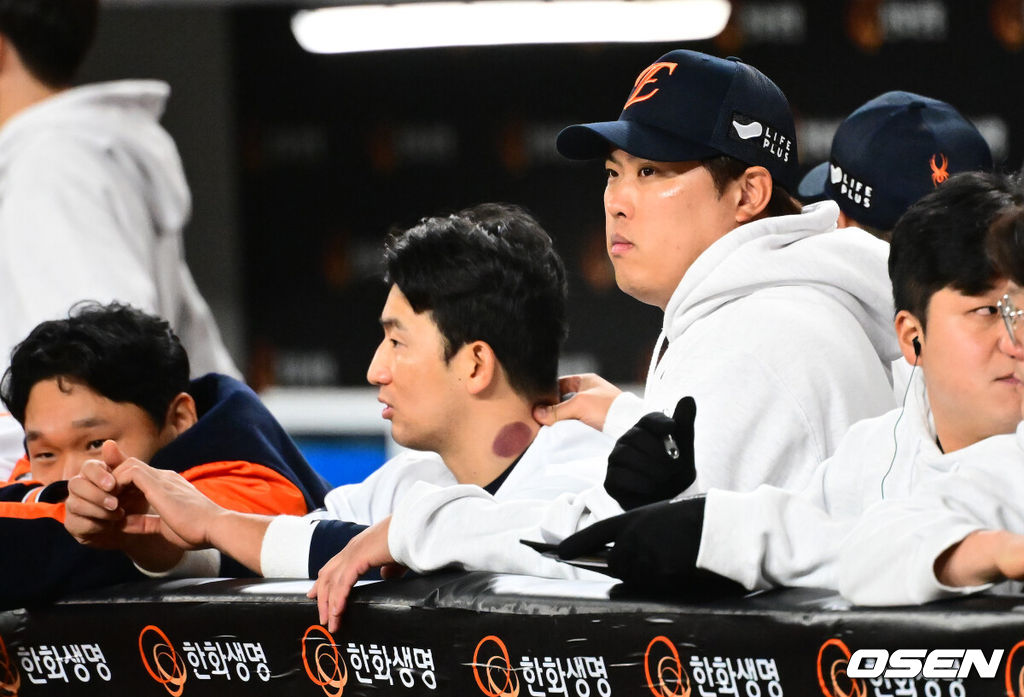 24일 오후 대전 한화생명볼파크에서 2025 신한 SOL Bank KBO리그 포스트시즌 플레이오프 5차전 한화 이글스와 삼성 라이온즈의 경기가 열렸다.한화는 코디 폰세, 삼성은 최원태를 선발 투수로 내세웠다.6회말 무사 만루에서 한화 류현진이 경기를 지켜보며 최재훈의 목을 주무르고 있다. 2025.10.24 /jpnews@osen.co.kr