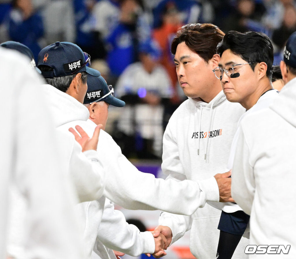 프로야구 한화 이글스는 24일 대전 한화생명볼파크에서 열린 2025 신한 SOL뱅크 KBO 플레이오프(5전 3선승제) 삼성 라이온즈와의 5차전에서 11-2 완승을 거뒀다.정규시즌 2위에 올라 플레이오프에 직행한 한화는 시리즈 전적 3승 2패로 한국시리즈행 티켓을 거머쥐었다. 2006년 이후 19년 만에 한국시리즈 진출이다. 반면 NC 다이노스와 와일드카드 결정전(1승 1패), SSG 랜더스와 준플레이오프(3승 1패)를 거쳐 플레이오프에 오른 4위 삼성은 투혼의 명승부에도 2년 연속 한국시리즈 진출이 좌절됐다. 경기 종료 후 한화 김경문 감독과 류현진이 승리의 기쁨을 나누고 있다. 2025.10.24 /sunday@osen.co.kr