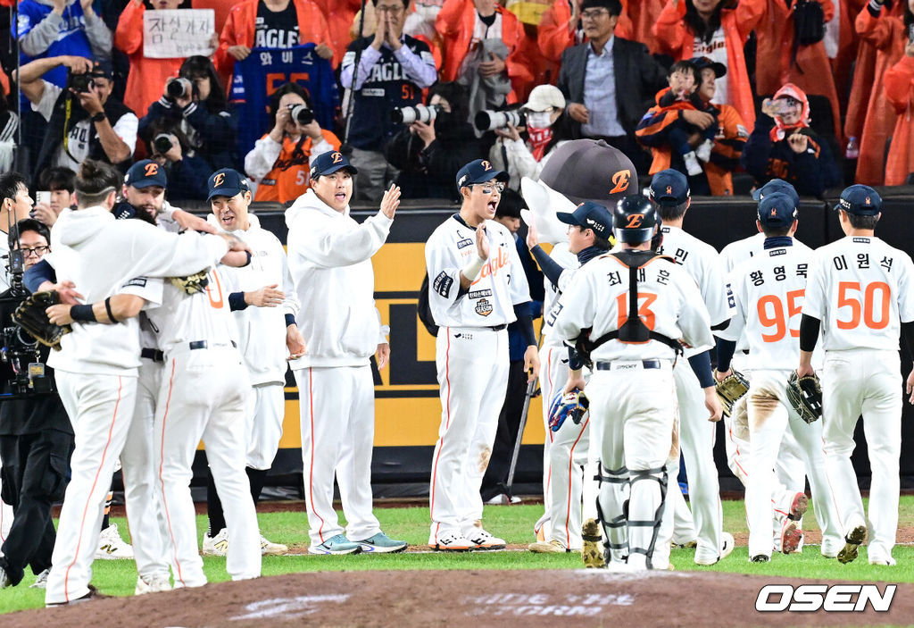 프로야구 한화 이글스가 24일 대전 한화생명볼파크에서 열린 2025 신한 SOL뱅크 KBO 플레이오프(5전 3선승제) 삼성 라이온즈와의 5차전에서 11-2 완승을 거뒀다.정규시즌 2위에 올라 플레이오프에 직행한 한화는 시리즈 전적 3승 2패로 한국시리즈행 티켓을 거머쥐었다. 2006년 이후 19년 만에 한국시리즈 진출이다. 반면 NC 다이노스와 와일드카드 결정전(1승 1패), SSG 랜더스와 준플레이오프(3승 1패)를 거쳐 플레이오프에 오른 4위 삼성은 투혼의 명승부에도 2년 연속 한국시리즈 진출이 좌절됐다. 경기를 마치고 승리한 한화 선수들이 기뻐하고 있다. 2025.10.24 / dreamer@osen.co.kr